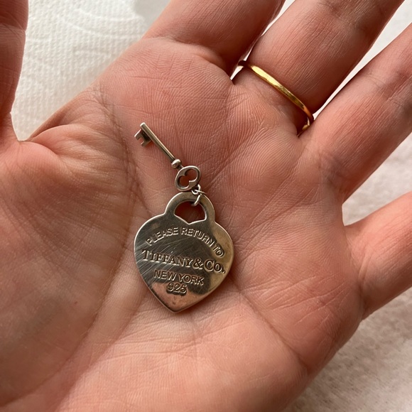 Authentic Tiffany & Co. RTT Heart & Key Retired pendant. Sterling Silver. - Picture 9 of 11